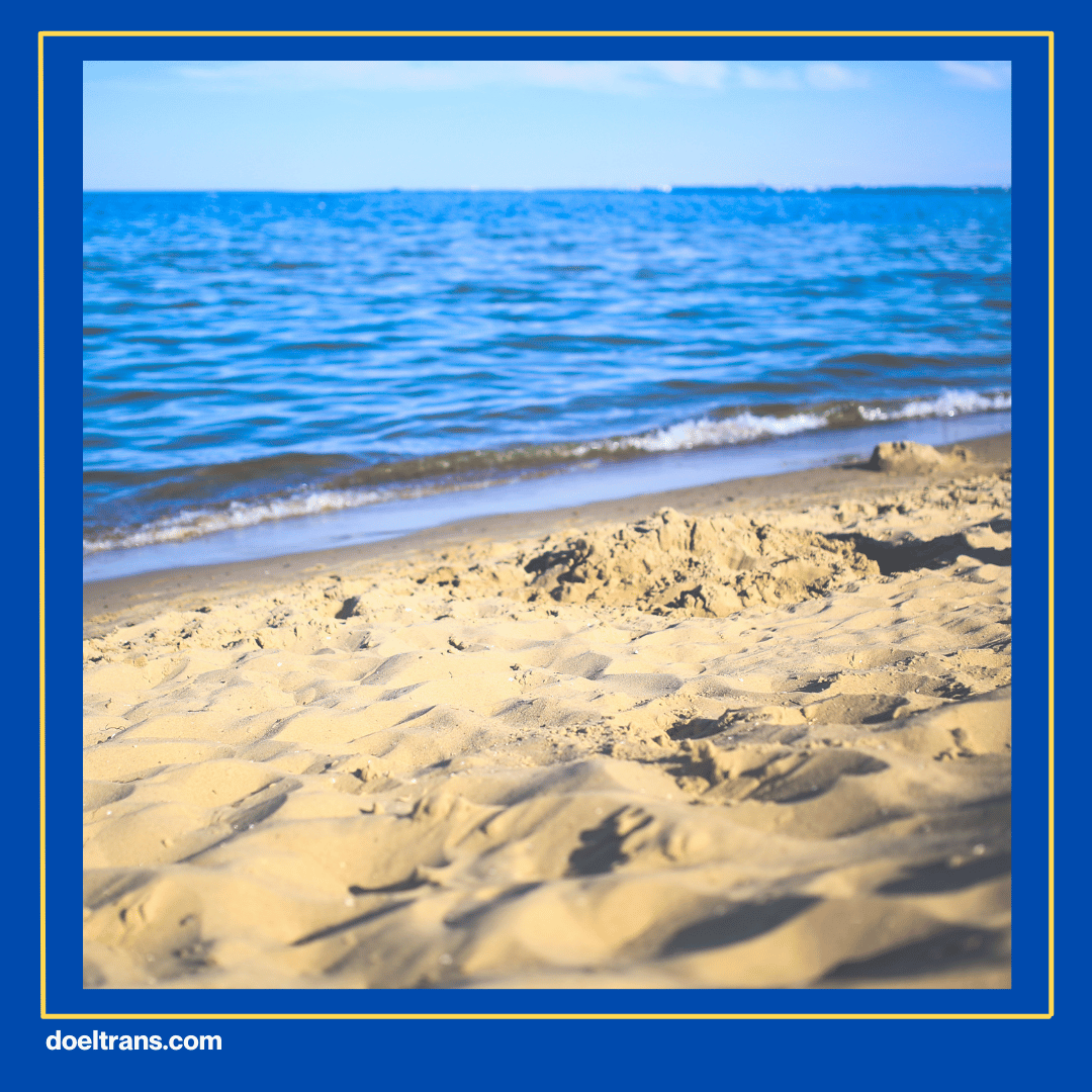 Bermain Pasir dan Menikmati Air Laut